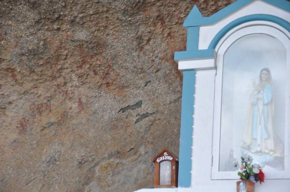 Altar de Nossa Senhora construído na frente de pinturas rupestres milenares no Parque Estadual da Pedra da Boca, na Paraíba, fronteira com Passa e Fica - RN